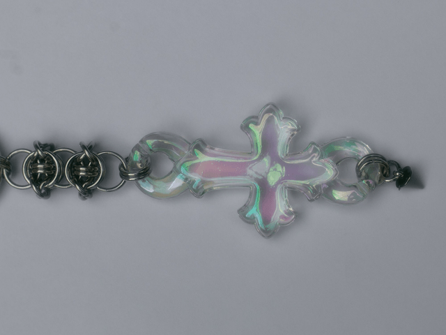 Porte-clés croix iridescente